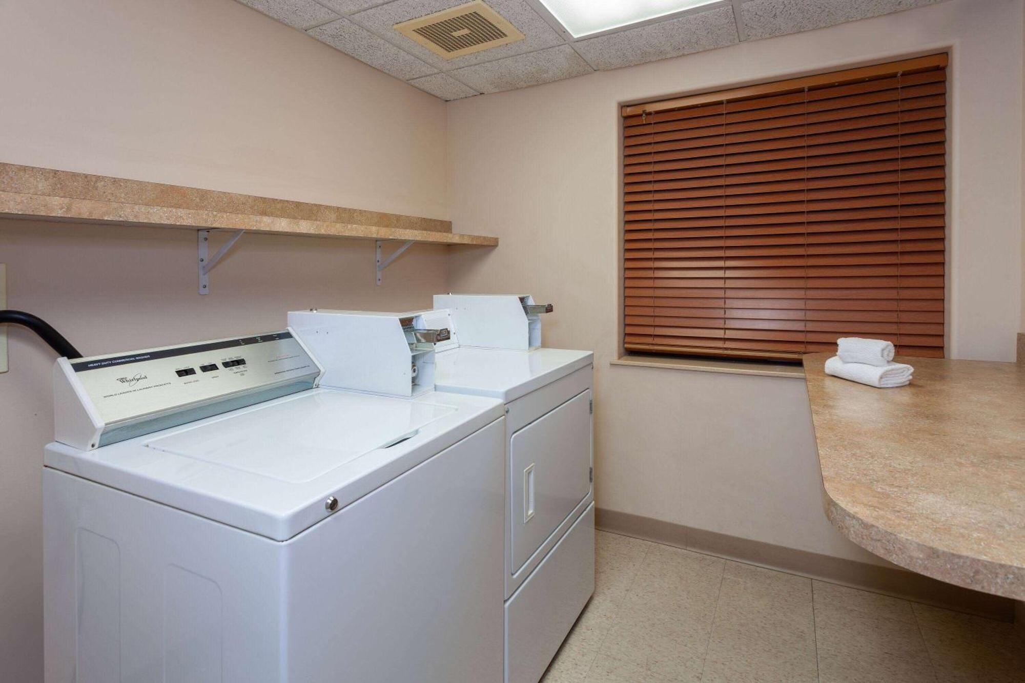 Americinn By Wyndham Peoria Bagian luar foto