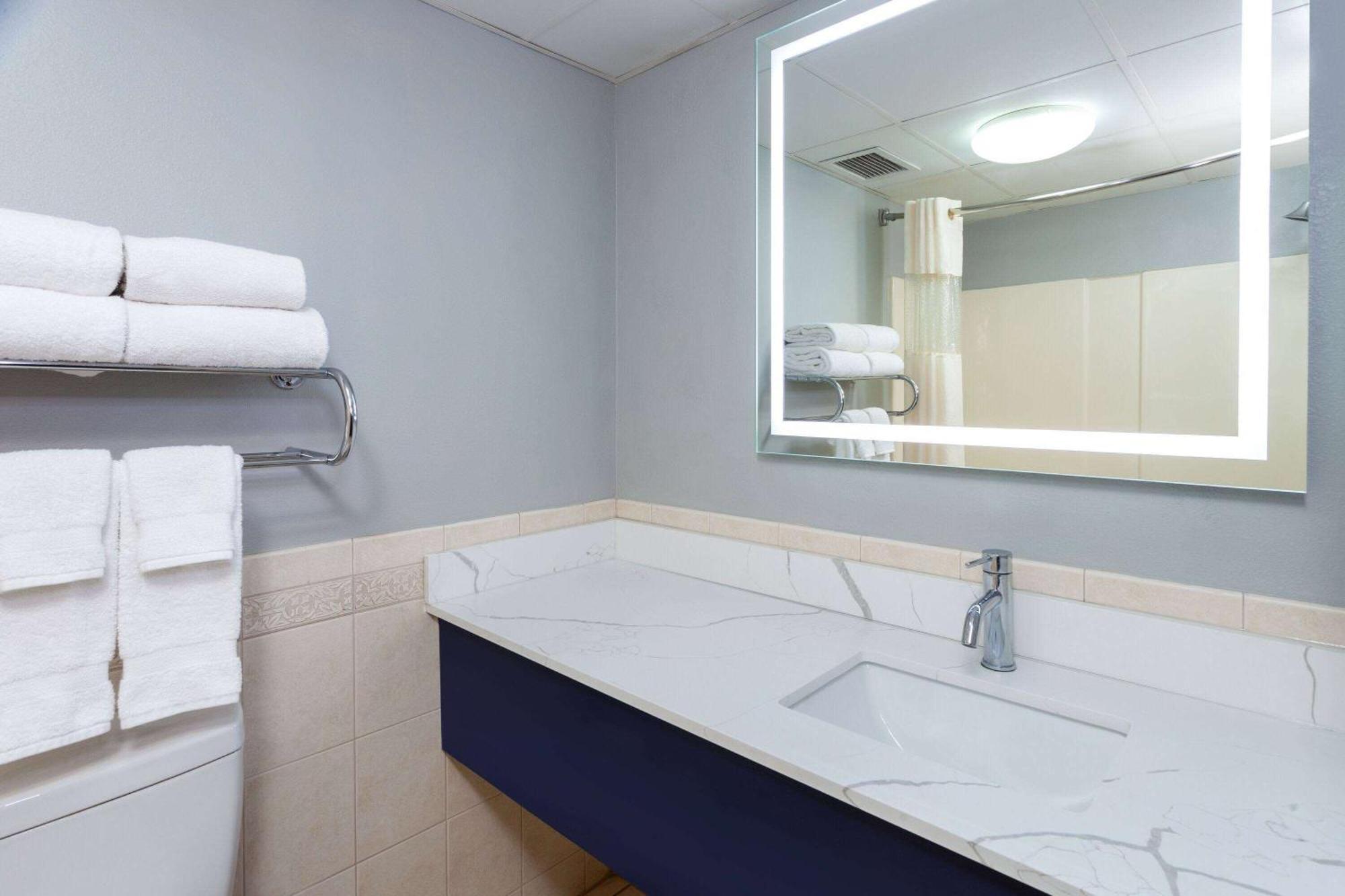 Americinn By Wyndham Peoria Bagian luar foto